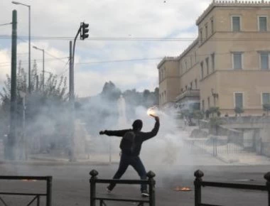 Ένταση και χημικά στην πορεία των εκπαιδευτικών στο κέντρο της Αθήνας